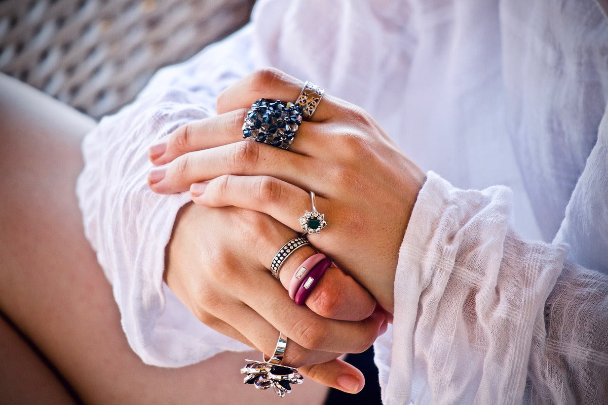 Cremation Urns vs. Cremation Jewelry: Which Memorial Option is Right for You?